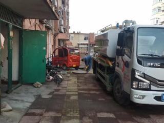 【培育和践行社会主义核心价值观】王家店村泮河小区组织开展小区污水管道集中清淤行动