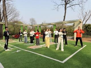 智跑寻春 聚力同行 济南历下一幼开启智慧健身跑道春日体验活动