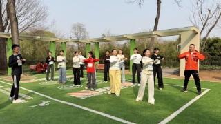 智跑寻春 聚力同行 济南历下一幼开启智慧健身跑道春日体验活动