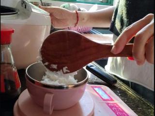 福建夫妻三个孩子同患罕见病，儿子已离世，为救女儿每天称重喂食，多一克都不行