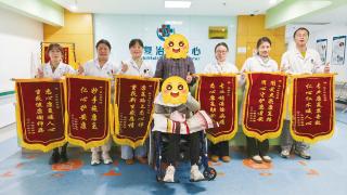 从卧床到扶站,六面锦旗见证康复成效