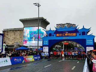 酒都首马燃情开跑！平安产险仁怀支公司以“金融 + 服务”双重力量护航万人大赛