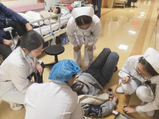 秒级响应、默契协作！烟台毓璜顶医院病房走廊上演生命救援，医患同心暖人心