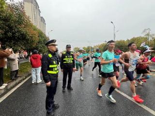 上饶城管全力保障马拉松赛事安全有序