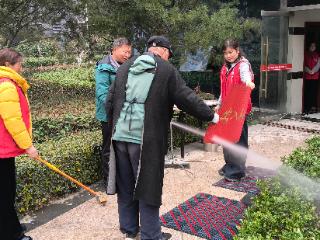 泰山区学苑社区深化“窗帘之约”行动 把清洁暖心服务送到居民“家门口”