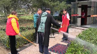 泰山区学苑社区深化“窗帘之约”行动 把清洁暖心服务送到居民“家门口”