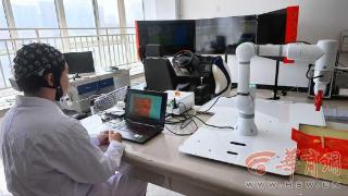 科学周刊“意念控物”成现实！记者探访西工大神经信息实验室