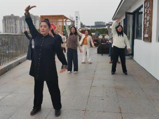 金苑社区新时代文明实践站开展春季养生八段锦活动