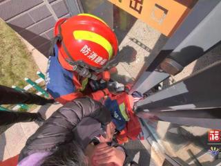 福州"小孩哥"卡门缝，消防员一句"锯掉"让他当场破防