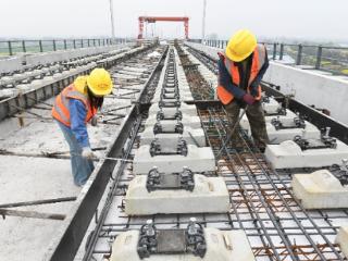 毫厘之间筑通途——阜淮城际铁路无砟轨道施工现场见闻