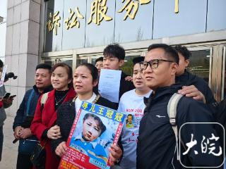 “入室抢婴案”二审维持原判 姜甲儒携判决书上坟告慰爷爷