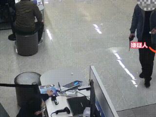 车管所民警办业务 顺便抓了个嫌疑人