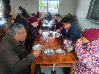 新余高新区马洪办事处开展“暖心陪餐”活动