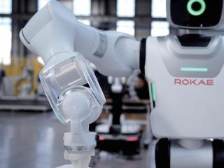 珞石机器人发布新款AR人形力控臂 硬核力控赋能具身智能产业化