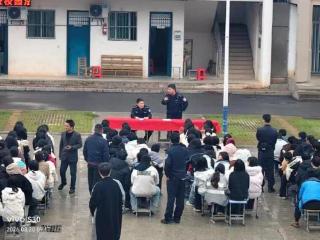 余干县三塘派出所走进三塘初中开展法治讲座