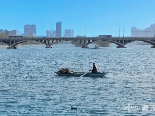 太原：汾河清淤正酣 人鸟共绘生态画卷