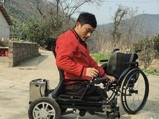 大皖正能量丨只有小学学历却自学机械原理 池州残疾男子量身打造可升降轮椅