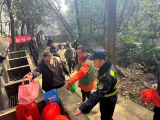 无锡梁溪：清明祭扫迎高峰 城管坚守护平安