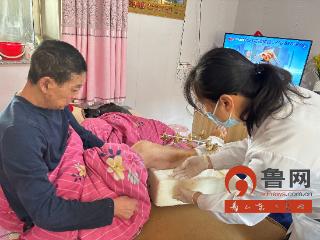 烟台蓬莱：于家庄卫生院上门换药解民忧，精准服务暖民心
