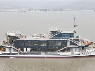 国内首艘全通透观光电船下水 "鹭江会客厅"将投入运营