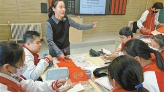 北京通州中小学校长回归教学一线 每学期超40节课精准把握学情