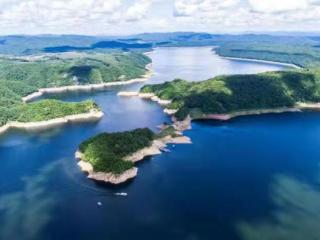 靖宇白龙湾：一湾碧水藏传说 四季风光入画来