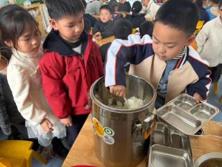 在园是小大人 在家是小宝贝——余干县第一幼儿园中大班自主用餐纪实