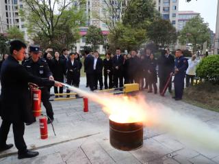 工行贵阳贵安分行联合消防开展“实战级”消防演练，群众直呼：太实用!