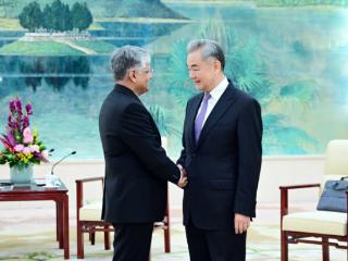 王毅会见印度离任驻华大使罗国栋