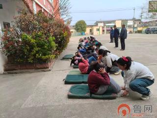 孟庄镇大郭庄小学：课间仰卧起坐练体魄 阳光运动强身心