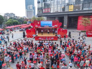 “英雄花开英雄城”大篷车驶入羊城街道