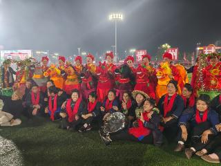 把汗水洒在田里，把热情留给“村超”——榕江“月寨嬢嬢团”的AB面