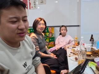 纵览原创 | 12岁男孩走街串巷卖炸蚂蚱，出口成章送祝福，走到哪儿把欢乐带到哪儿