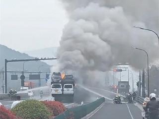 富阳春永线上 载二十辆二手车的大型拖车剧烈燃烧