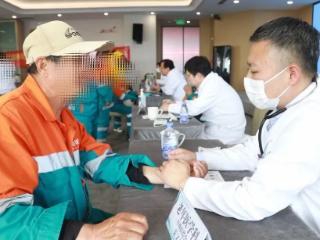 护佑橙光|北京大学人民医院青岛医院开展大型联合义诊守护环卫工人健康
