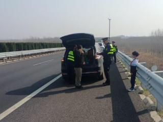 “红领巾”别怕！高速路上演暖心守护