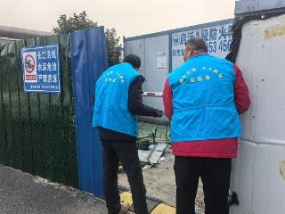 “修复破损护栏，筑牢安全防线”阅山社区开展环境整治行动