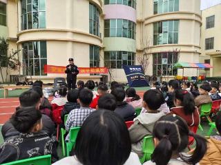 社会主义核心价值观“五个融入”|萌犬“警”相随，安全伴“童”行——郯城县胜利镇开展法治进校园活动