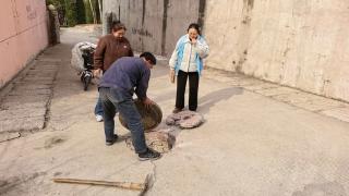 济南市莱芜区凤城街道御园社区：消除脚下隐患 守护居民安全