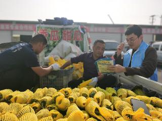山东移动莘县分公司：反诈志愿者走进香瓜市场，守护群众“钱袋子”