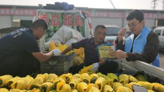 山东移动莘县分公司：反诈志愿者走进香瓜市场，守护群众“钱袋子”