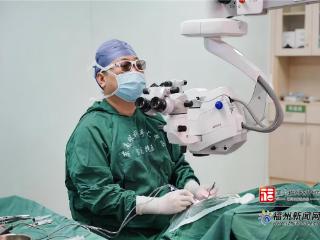 医生戴上3D眼镜做手术 精准“导航”助老木工重现清晰视力