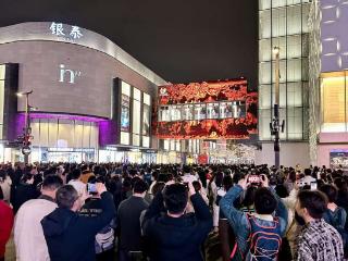 数万观众汇集杭州西湖畔，看浙江音乐学院师生演绎《黑神话：悟空》主题曲