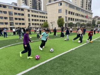 余干县第十一小学足球“班超”燃动校园