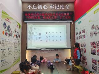 德州天衢新区长河街道绿城社区联合德州学院美术学院开展“巧塑花间趣，轻拈陌上春”