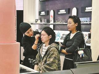 从“卖产品”转向“卖体验” 厦门线下美妆店人气攀升