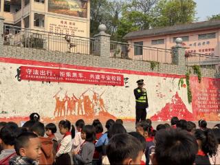 贵州省交通综合执法九支队一大队联合多部门进校园开展交通安全宣传