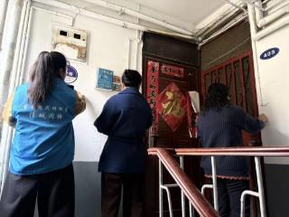 济宁市任城区济阳街道南门社区：清理楼道 “牛皮癣” 擦亮社区“文明窗”