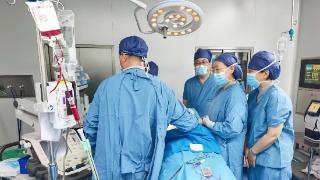 胶东半岛首例!青岛市妇女儿童医院成功为三胞胎中的重度贫血胎儿实施宫内输血,守护生命希望