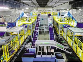 “哗啦”——一车“垃圾”开始重生的信号